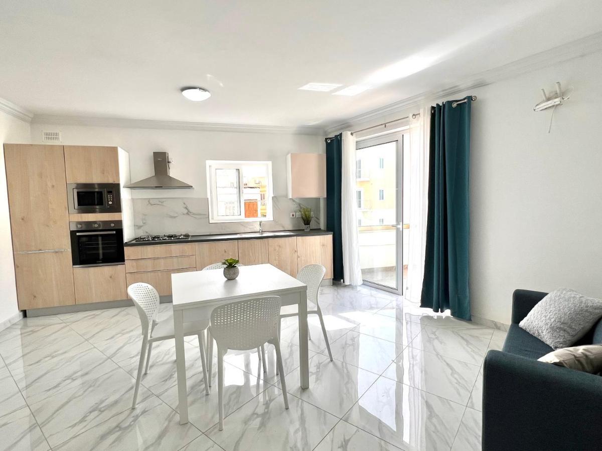 Condo With Patio Overlooking Piazza 그지라 외부 사진