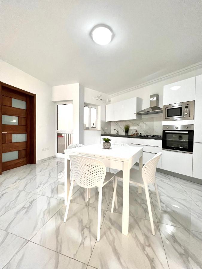 Condo With Patio Overlooking Piazza 그지라 외부 사진