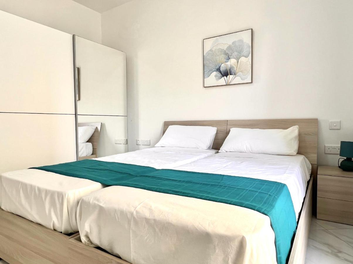 Condo With Patio Overlooking Piazza 그지라 외부 사진